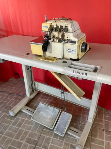 Máquina de costura overloque Singer 
