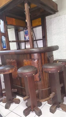 Bar de Madeira Maciça e 5 bancos. + de 45 anos.
