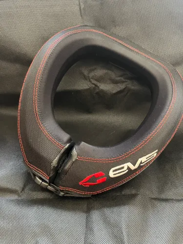 protetor de pescoço (neck brace) da marca EVS