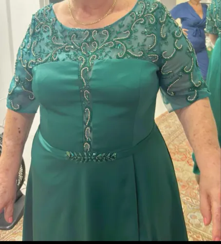 Vestido Mãe de Noivos ou Formandos todo bordado com pedras e strass na parte superior