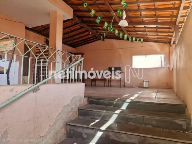 Casa com 2 barracões