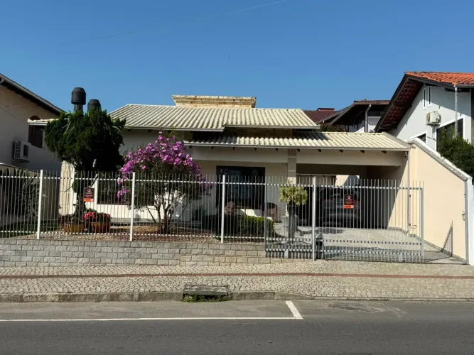 Casa para venda com 248 metros quadrados com 3 quartos em Floresta - Joinville - Santa Cat