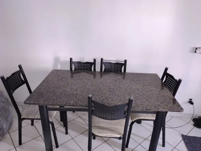 Vendo uma mesa de granito com 6 cadeiras ,