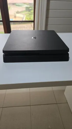 Ps4 Slim + 2 controles lacrados + 1 jogo midia fisica + 59 jogos midia digital