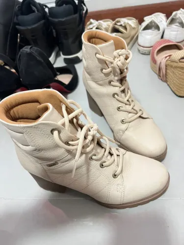 Bota Dakota Bege em couro TAM 37