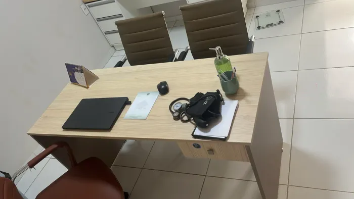 Mesa de escritório com gaveta