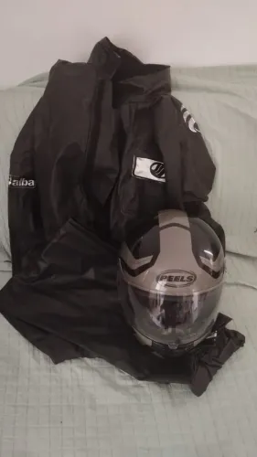 Capa de chuva ( jaqueta e Calça) e capacete de motocicleta a venda.