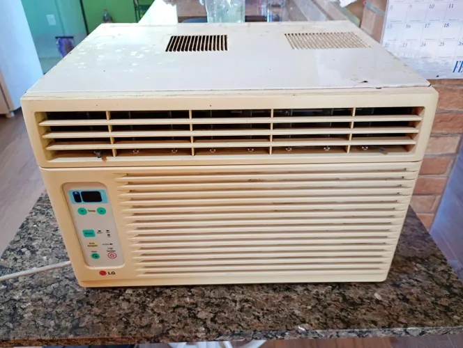 Vende-se ar condicionado LG de janela usado, com controle remoto