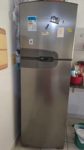 Vendo geladeira com defeito, mas gelando ainda. 