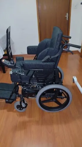 Cadeira de rodas motorizada 