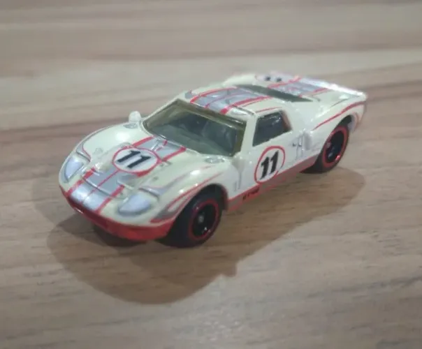 Hot Wheels Ford GT 40 - Ford Garage 2011 (Loose)