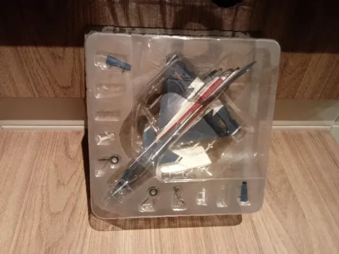 Miniatura de avião de combate Chengdu   J-10 - já exposto, em ótimo estado,  Familia DeAgo