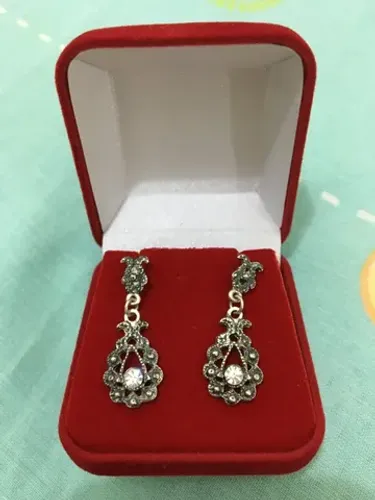 Belíssimo brinco de prata com pedras de marcassita e zircônia