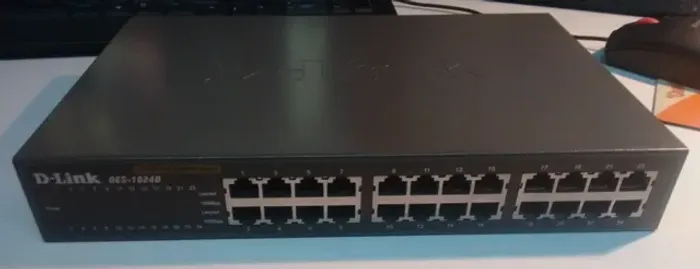 02 - Switch D-link 1024r 10/100-24 Portas e D-Link, Modelo DES-1024R