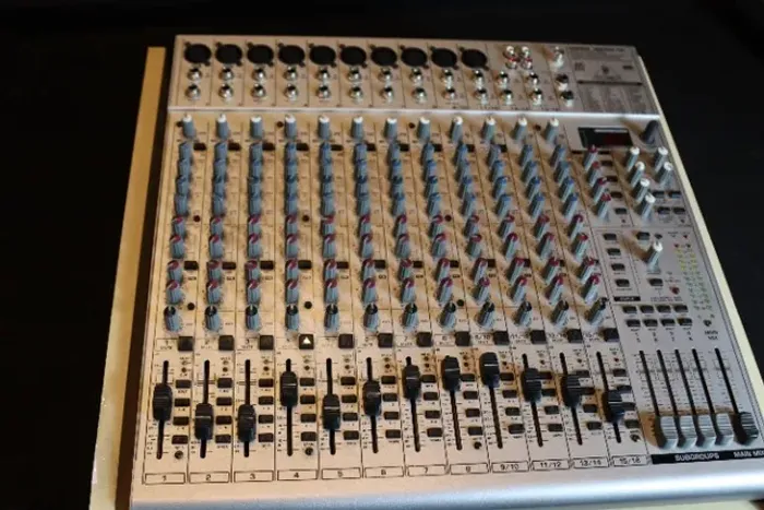 Mesa de som amplificada Behringer