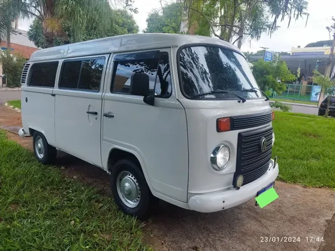 Kombi 9 lugares 2014 muito nova