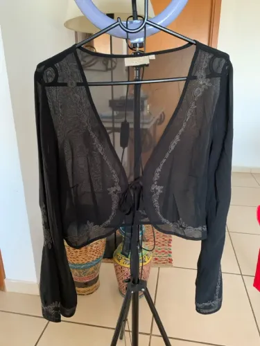 Blusa Transparente Preta com Detalhes Bordados