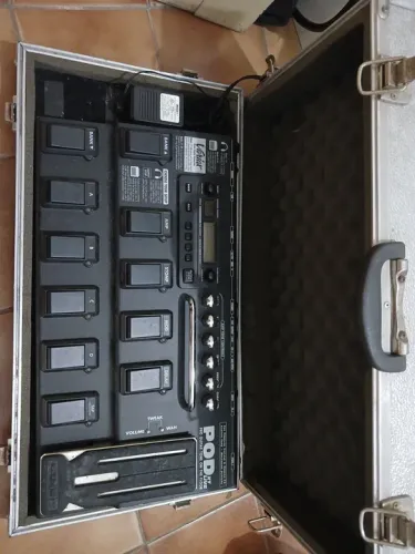 Pedaleira de Guitarra Line 6 xt Live com case