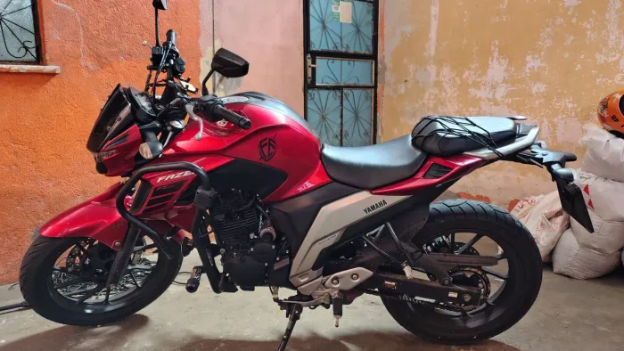 Vendo uma moto fazer 250 FZ25 na cor vermelha  000mil