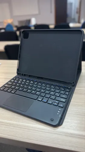 Capa para iPad com teclado (Magic Keyboard)