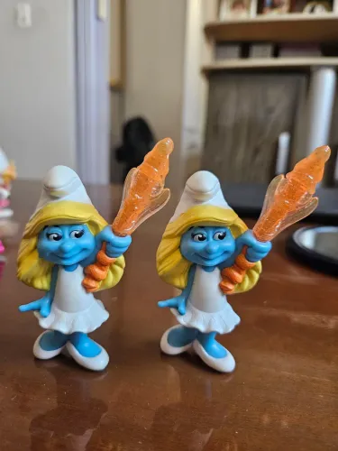 2 smurfette em miniatura