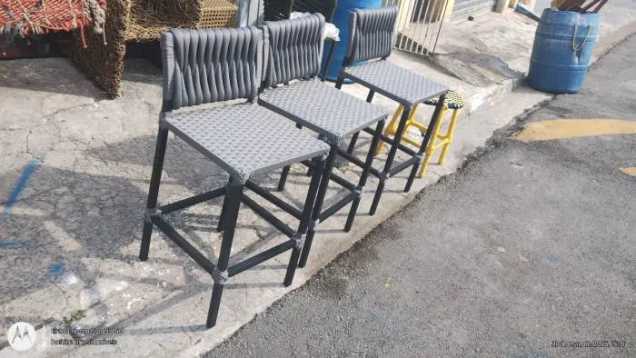 A unidade da Banqueta em alumínio revestimento corda náutica com tricô 