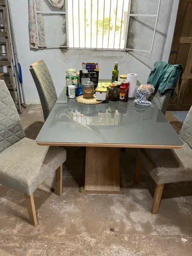 Mesa de jantar e cadeiras 