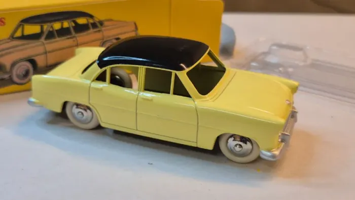 Miniatura - Simca - Versailles 1955 - 1:43 ( Dinky Toys ) - Importada, Lacrada