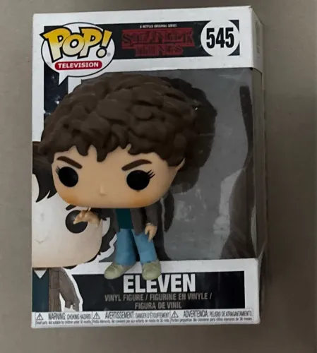Eleven stranger things cabelo cacheado com caixa