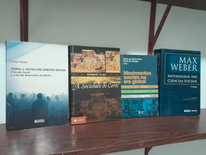 4 Livros: A sociedade de corte/ Movimentos sociais/ Metodologia das cncs sociais/ Teoria e