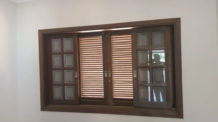 Janela Veneziana de madeira Colonial 