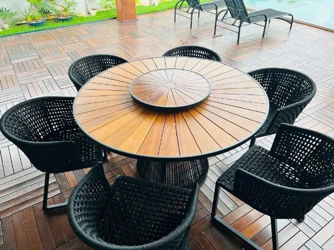 CONJUNTO MESA DE MADEIRA COM PRATO GIRATÓRIO