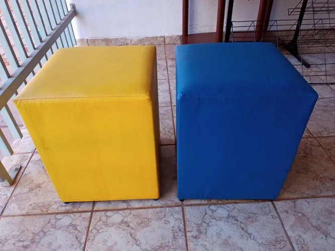 Puffs amarelos e azul 