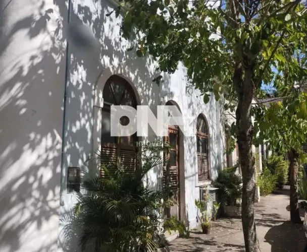 Casa de rua : Térrea / Residencial / Jardim Botânico