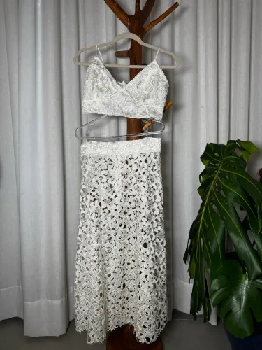 Conjunto cropped e saia brancos de renda