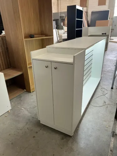 Ilha em MDF - Gondola canaletado com iluminação MDF 