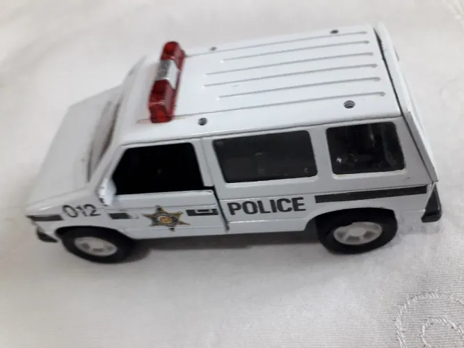 Carrinhos para brinquedos e coleções.