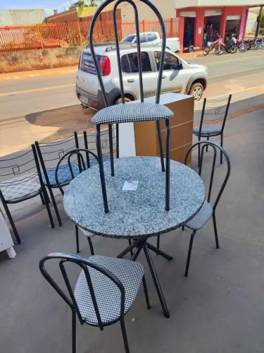 Mesa nova com 4 cadeiras ?