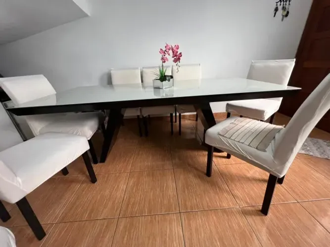 Mesa de Jantar com 8 cadeiras acolchoadas - alto padrão, excelente estado!