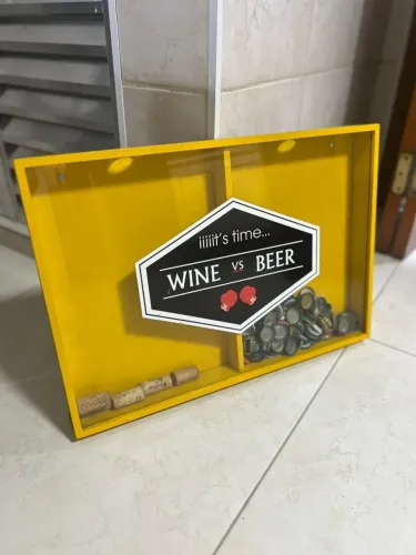 Quadro c/ vidro para guardar tampas e rolhas de vinho