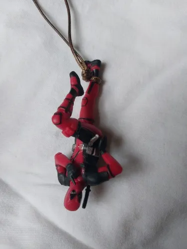 Mini Deadpool pendurado