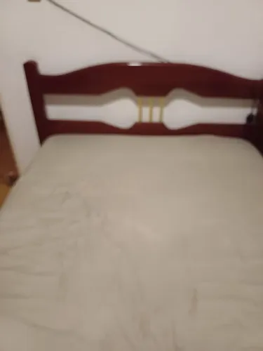 Cama de casal em mogno