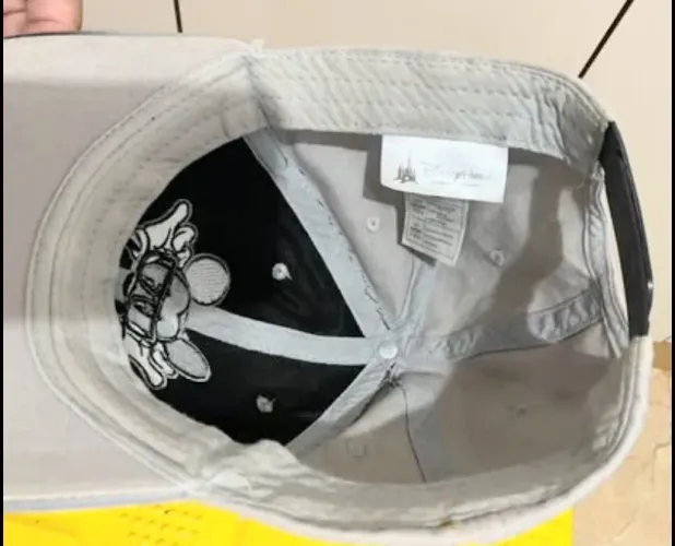 Vende-se Boné Disney World original. Com personagens Mickey. Cinza e Preto.