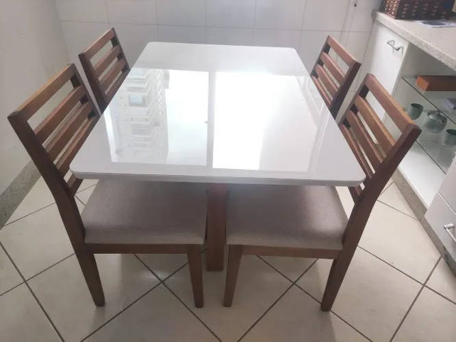 Mesa a pronta entrega e com cadeiras de madeira maciça