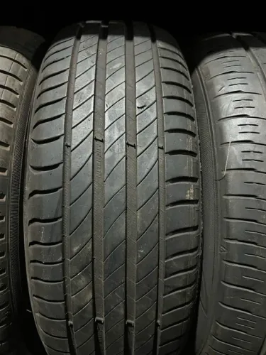 Pneu 185/60/15 Michelin  90 % vida útil.