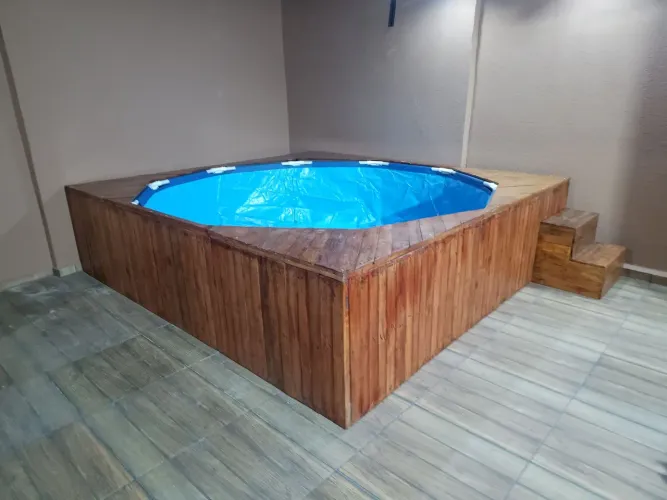 Piscina embutida em deck de madeira