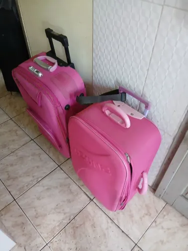 2 malas rosas. De 23 kilos