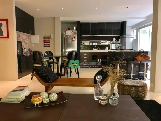 TÉRREO, COM MUITA LUZ NATURAL, PAISAGISMO LATERAL AGREGA VISUAL, MODERNAMENTE REFORMADO, N