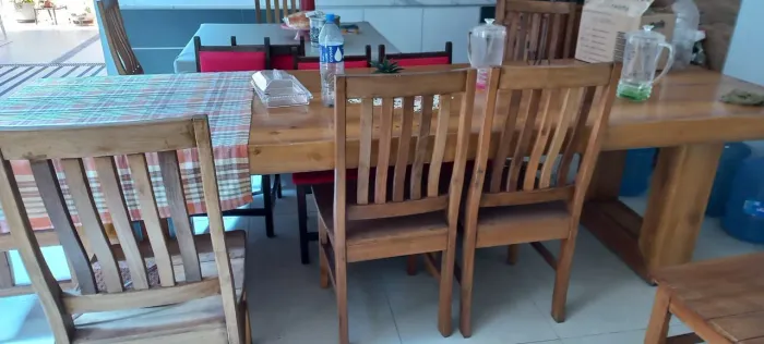 Mesa de madeira artesanal medindo 3metros e meio com 8 cadeiras 