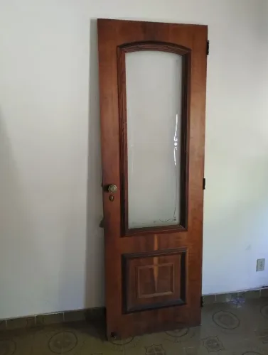 Porta de madeira com vidro fechadura e dobradiça.0,70x2,10. Valor 370,00. Só em dinheiro.